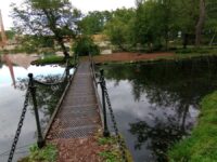 Olustvere mõisa park Viljandi maakonnas 2023. aasta suvel, taamal viinaköök.